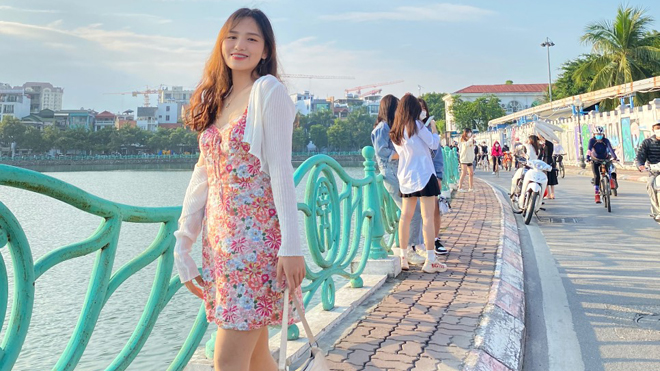 Hot girl U19 nữ Việt Nam rạng ngời ngày đầu đông