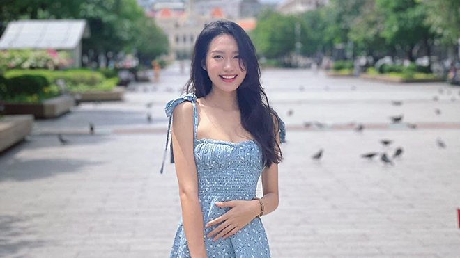 Người yêu top 10 hoa hậu của Văn Hậu thả dáng trên phố đi bộ