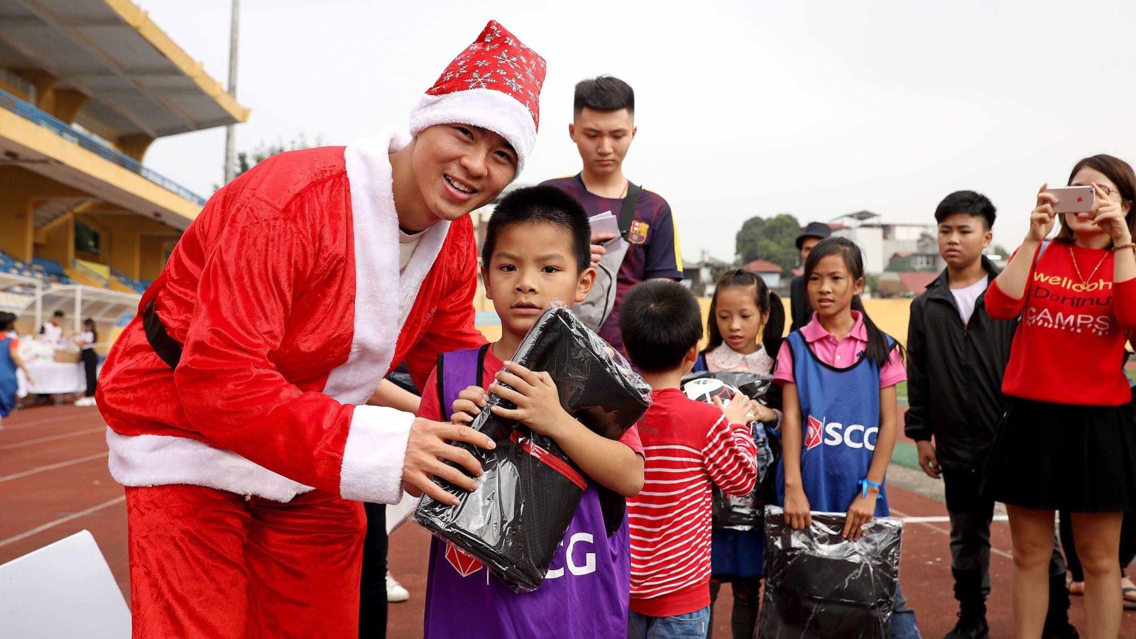 Duy Mạnh, Đức Huy, Thành Chung đón Giáng sinh với trẻ em Hà Nội