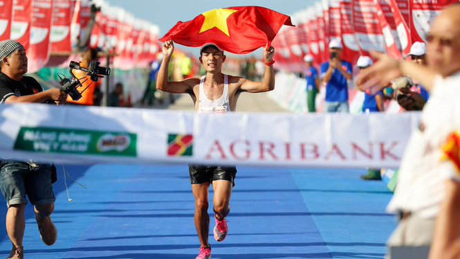Hoàng Nguyên Thanh vô địch cự ly 42km tại Tiền Phong marathon 2020