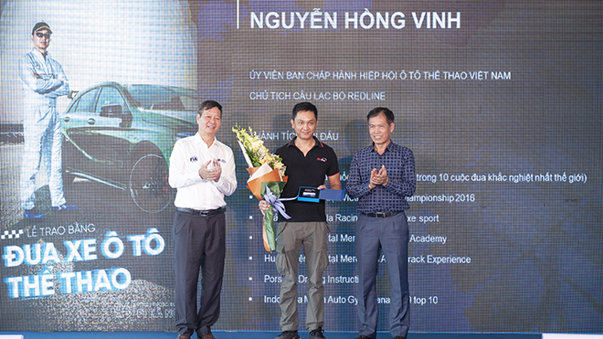 Những người Việt Nam đầu tiên nhận bằng đua xe ô tô thể thao