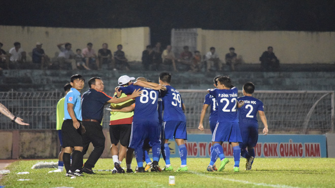 V-League 2017: Quảng Nam lên ngôi đầu, HLV Hoàng Văn Phúc bình thản 