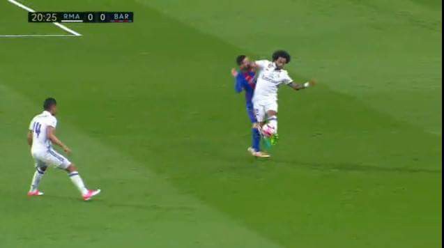 Cận cảnh Messi nằm sân, đổ máu sau pha va chạm với Marcelo