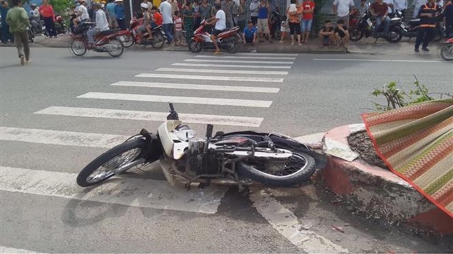 Thành phố Hồ Chí Minh: Xe ben tông 2 xe máy qua đường, 3 người thương vong
