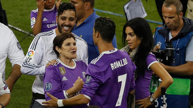 Mẹ Ronaldo sang Mỹ đón cặp song sinh, CR7 không màng dư luận