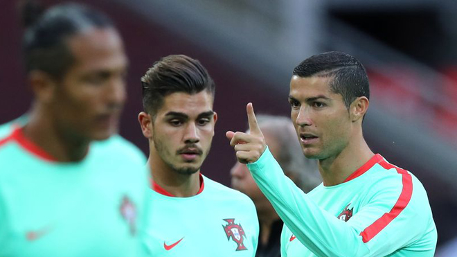 TIẾT LỘ: Man United cẩn trọng vì sợ bị Ronaldo lợi dụng