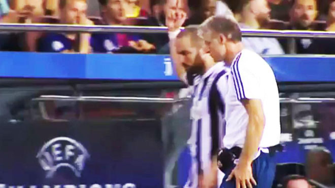 Higuain chĩa ngón tay thối vào fan Barca, đối mặt án phạt từ UEFA