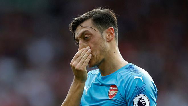 Huyền thoại Arsenal: 'Oezil thật nực cười, hãy ngừng nấp sau Sanchez và ký hợp đồng mới'