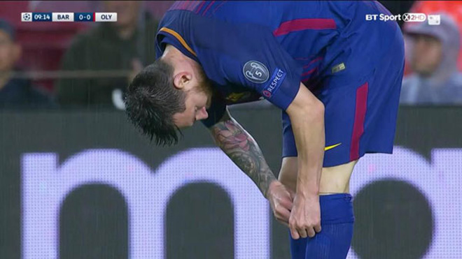 Đang thi đấu, Messi lôi từ tất ra viên thuốc gì để uống?
