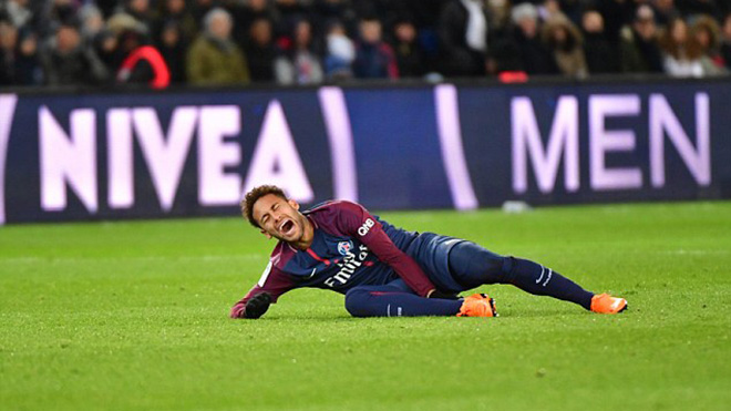 SỐC cho PSG: Neymar rời sân bằng cáng, nguy cơ lỡ trận gặp Real Madrid