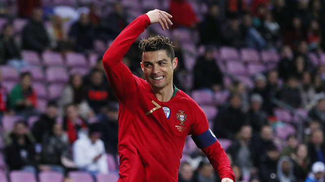 Ronaldo ăn vạ, đòi penalty trong trận thua thảm của Bồ Đào Nha trước Hà Lan