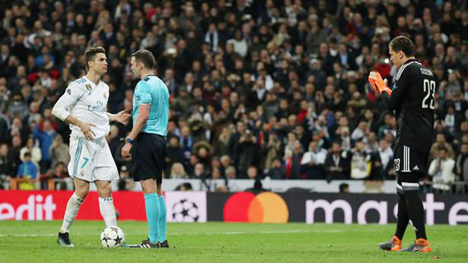 Ronaldo hành động chuyên nghiệp và cực điềm tĩnh trước khi sút penalty vào lưới Juventus