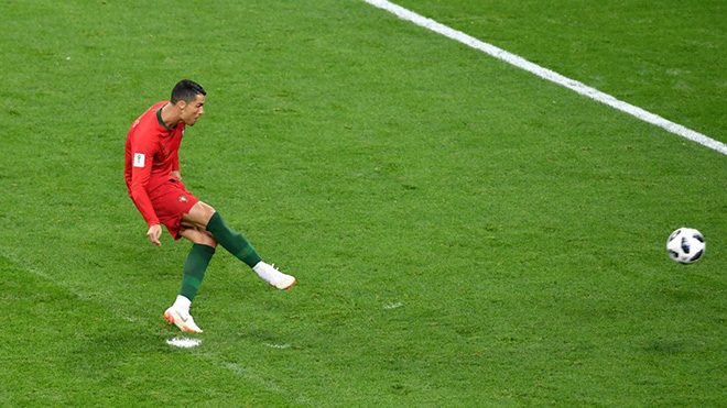 Ronaldo sút hỏng penalty vì bắt chước Messi, không chịu nổi áp lực từ... Harry Kane