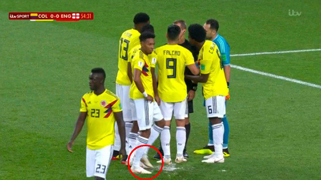 CẬN CẢNH: Colombia cố tình 'chơi xấu' để phá cú sút penalty của Harry Kane