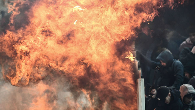 KINH HOÀNG: Bom xăng bùng cháy trên SVĐ Champions League, nhiều người bị thương