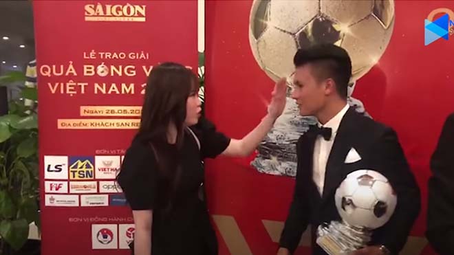 Quang Hải và bạn gái Huỳnh Anh thân mật tại gala Quả Bóng Vàng Việt Nam 