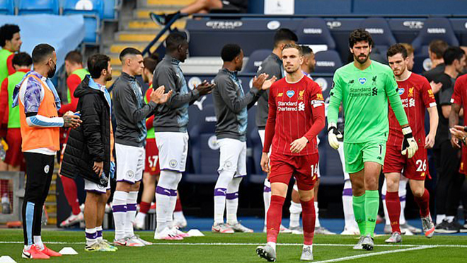 Man City xếp hàng vỗ tay chào đón trước khi khiến Liverpool ê mặt tại Etihad