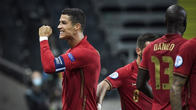 Ronaldo lập cú đúp 'siêu phẩm', phá vỡ cột mốc vĩ đại của bóng đá thế giới