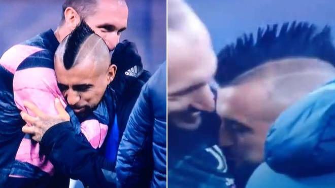 Vidal hôn logo Juventus, fan Inter Milan phẫn nộ