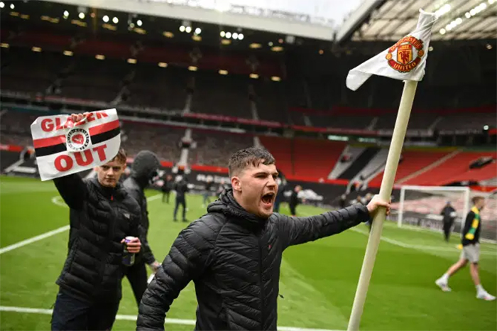 CĐV MU làm loạn, Trận MU vs Liverpool bị hoãn, Trận MU Liverpool bao giờ đá lại, CĐV MU biểu tình, Hoãn trận MU vs Liverpool, MU vs Liverpool, MU, BXH Anh