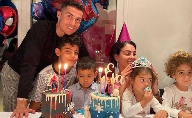 Ronaldo, Cristiano Ronaldo, Ronaldo giành 7 Quả bóng vàng, Ronaldo sinh 7 đứa con, MU, CR7, Ronaldo và bạn gái, bạn gái Ronaldo, Georgina Rodriguez, cặp song sinh