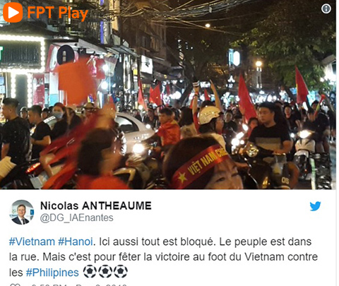 "Hà Nôi, Việt Nam. Mọi người đổ ra đường. Mọi phương tiện bị chặn lại. Lý do là họ đang ăn mừng chiến thắng ở AFF Cup", một tài khoản viết bằng tiếng Pháp.
