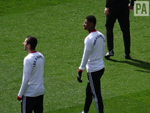 Các cầu thủ Man United mặc áo ghi tên Ibra và Rojo trong lúc khởi động