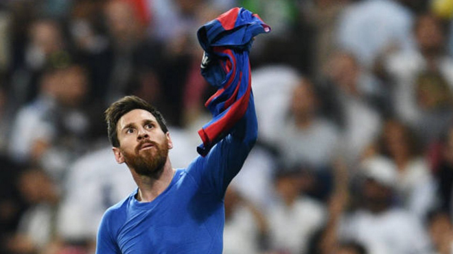 Khoảnh khắc Messi ngạo nghễ giơ áo ăn mừng bàn thắng thứ 500 cho Barcelona