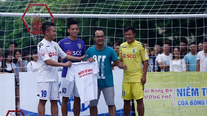 Thành Lương, Quang Hải và Văn Quyết so tài với cầu thủ bóng đá đường phố