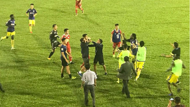 HLV Hà Nội FC tố suýt bị đánh ở sân của HAGL