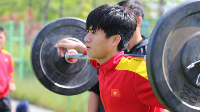 U20 Việt Nam tập gánh tạ trên đất Hàn Quốc