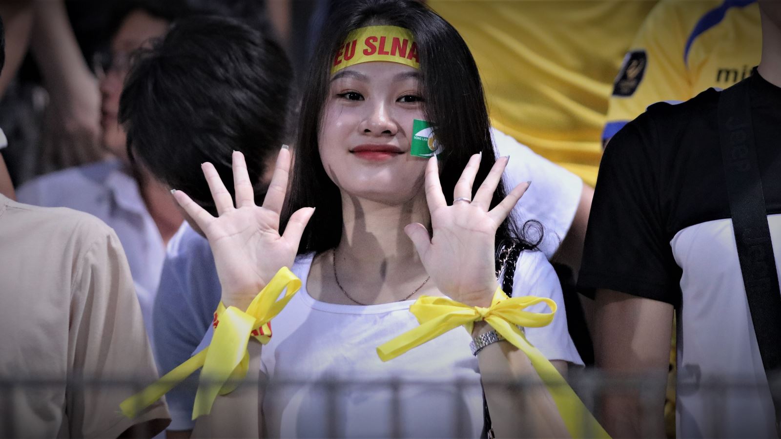 Fan nữ SLNA 'quẩy' tưng bừng trong ngày thắng sốc Hà Nội