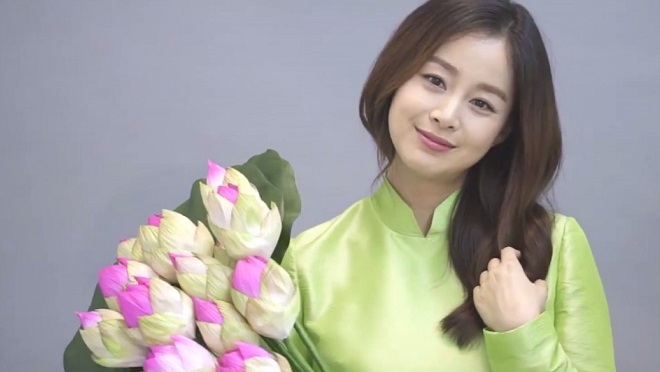 Bầu 5 tháng, Kim Tae Hee đẹp ngọt ngào khi mặc áo dài, ôm sen, chào fan Việt