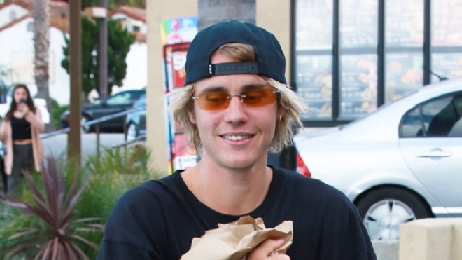 Justin Bieber cười sung sướng sau khi rời… nhà vệ sinh nữ