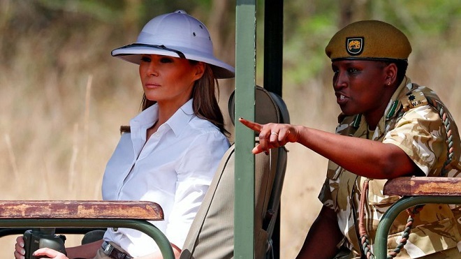 Bà Melania Trump bị chỉ trích nặng nề khi đội mũ thực dân tới thăm Kenya