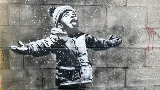 Giáng sinh, hàng ngàn người đổ tới xem tranh mới về em bé nghịch tuyết đáng thương của Banksy