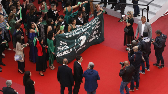 Chị em phụ nữ trong trang phục xanh lá đoàn kết lại biểu tình trên thảm đỏ Cannes