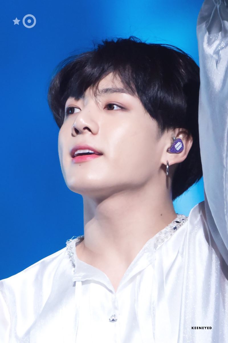 Jungkook BTS, Jungkook BTS tiết lộ ý nghĩa về chiếc tai nghe, Tai nghe logo BTS, Memories of 2019 của BTS, Kpop, BTS, ARMY, Jungkook