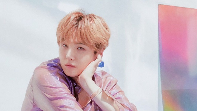 Suga xuất hiện tại phim trường, BTS sắp đủ 7 người?