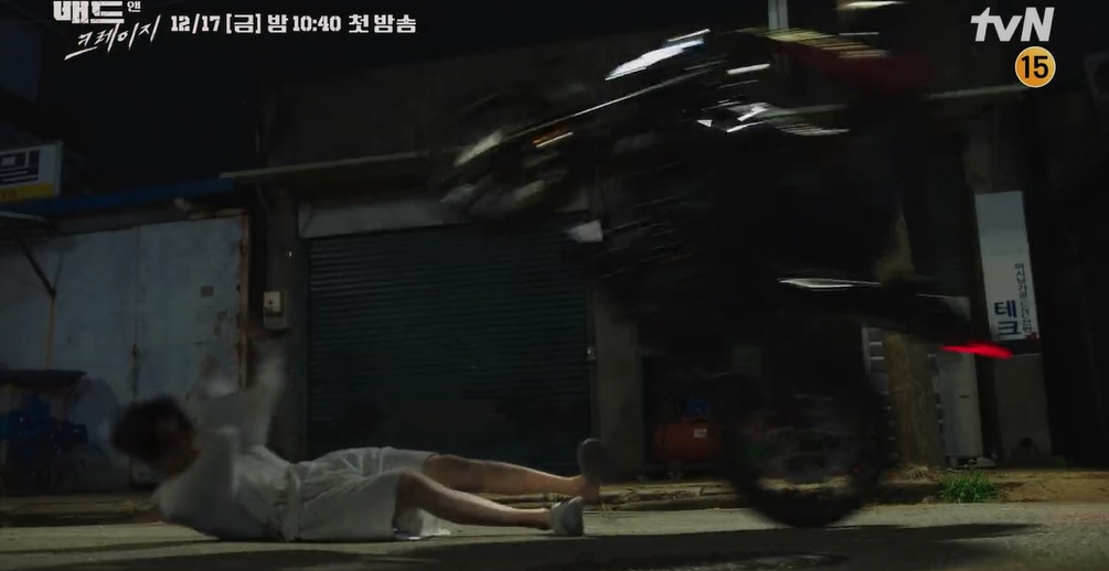 Bad And Crazy do Yoo Sun Bong đạo diễn, Kim Sae Bom biên kịch – những người đã tạo nên hit The Uncanny Counter. Bộ phim anh hùng cứu chuộc kể về anh chàng có năng lực nhưng xấu tính Ryu Soo Yeol (Lee Dong Wook) và K (Wi Ha Joon), một tên điên khi nói tới chuyện công lý.