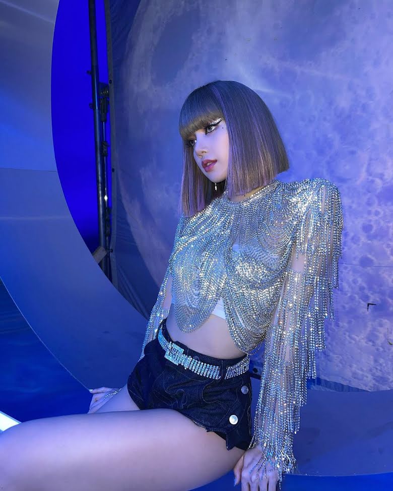 blackpink, lisa, lisa outfit, lisa croptop, diện croptop đẹp, croptop style, lisa blackpink style, lisa blackpink hút hồn croptop, bts, jungkook, v bts, jimin