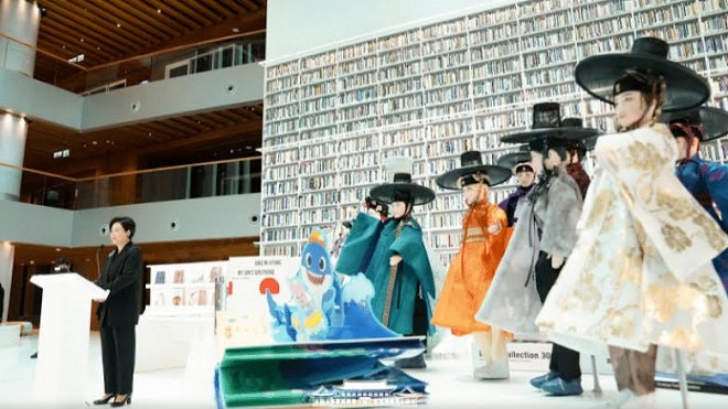 Đệ nhất phu nhân Hàn Quốc mang búp bê BTS mặc hanbok làm quà ngoại giao