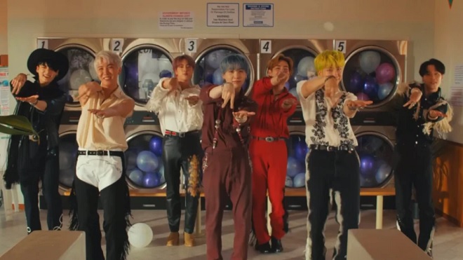 BTS thuê phiên dịch ngôn ngữ ký hiệu cho ARMY khiếm thính ở hòa nhạc
