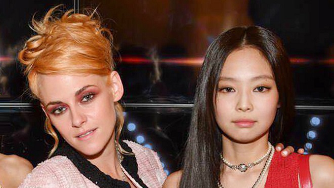 Jennie Blackpink mặc cùng đồ Kristen Stewart, ai mới là ‘Nàng thơ Chanel’?