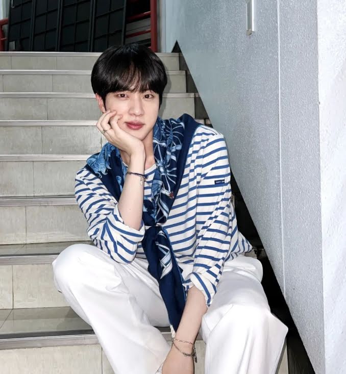 BTS, Jin, Jin hot nhất buổi chiếu thử, Jin đi xem phim, Jin ngây thơ đáng yêu, Jin 2022, Diễn viên Jin, Emergency Declaration, BTS Chương 2, BTS solo, Jimin, Jungkook, V