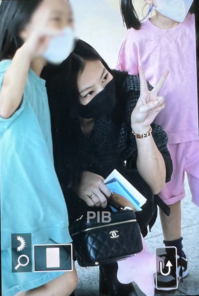 Blackpink, Jennie, 3 hành động nhỏ đáng yêu của Jennie, Jennie ở sân bay, Jennie airport, Jennie Paris Fashion Week, Jennie real life, Jisoo, Rose, Lisa