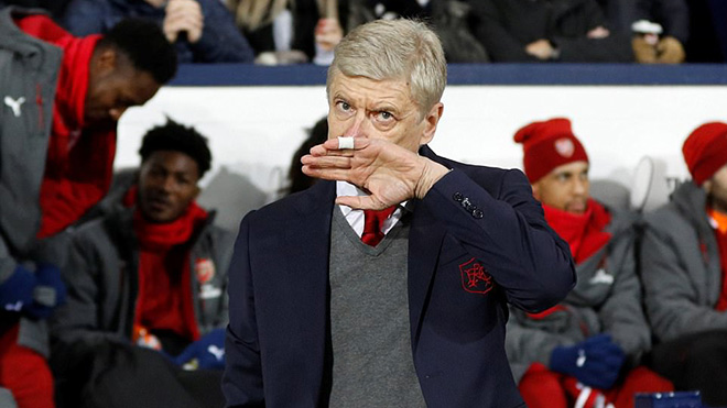 Arsenal mất chiến thắng, thày trò HLV Wenger thi nhau 'vạch tội' trọng tài
