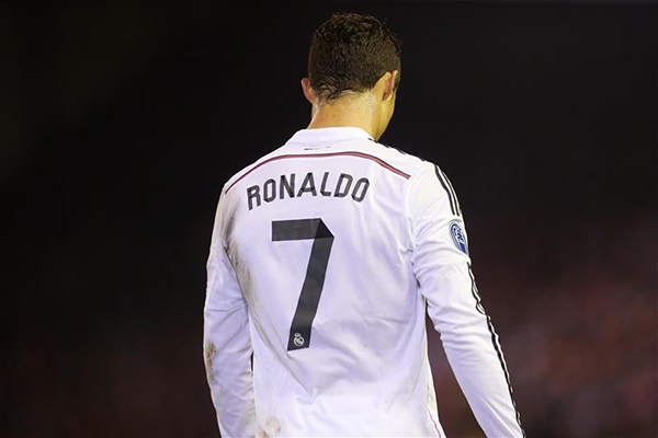 Áo số 7 đã khơi gợi lời nguyền đối với những người kế nhiệm của Cristiano Ronaldo tại Real Madrid, nhưng anh không ngừng chinh phục nó. Hãy xem hình ảnh Ronaldo mang áo số 7 và chứng kiến cơ thể khỏe mạnh của anh.