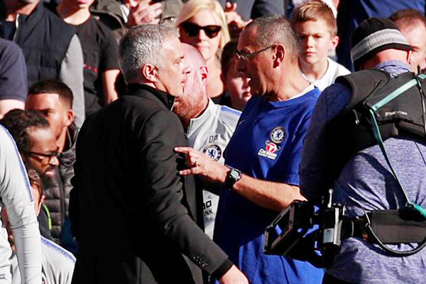 Mourinho bị khiêu khích, Mourinho bị phạt, Mourinho ẩu đả trợ lý Chelsea, Chelsea 2-2 MU, Chelsea vs MU, Fan Chelsea vô ơn, lăng mạ, chửi bới, 3 ngón tay
