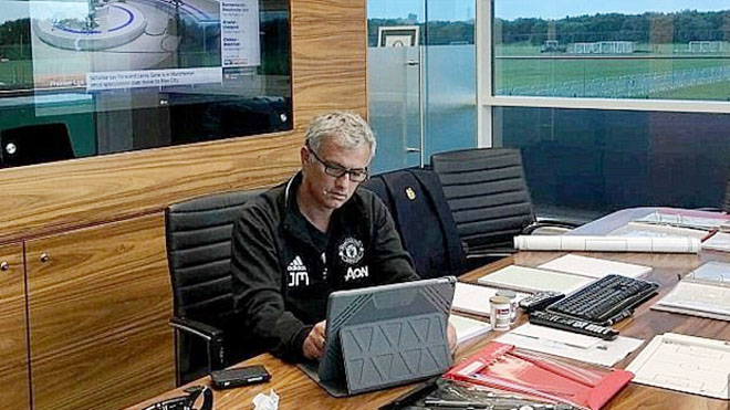 TIẾT LỘ: M.U ‘xóa sạch dấu vết’ của Mourinho ở CLB chỉ sau… 5 phút